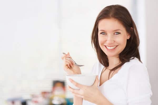 woman-eating-healthy-food