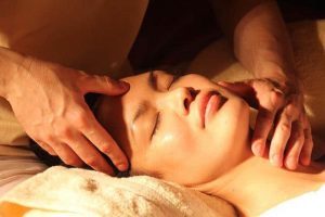 woman receiving acupressure treatment